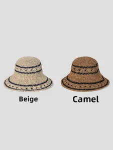 Detail von handgefertigten Strohhüten in Beige und Camel mit Hohlwebe-Mustern