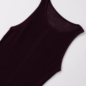 Robe sans manches en maille côtelée violet foncé avec une texture rayée raffinée