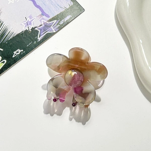 Makrodetail der Blumen-Haarklammer aus Acetat mit buntem Marmormuster-Struktur