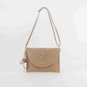 Borsa a tracolla in paglia beige a busta con ciondolo a pompon e tracolla lunga