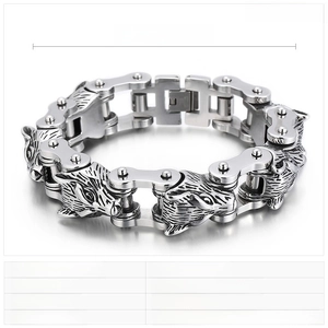Makroansicht des schweren Edelstahl-Armbands mit Wolfskopf-Relief und Gliederstruktur-Details