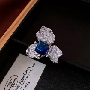 Bague vintage en argent avec zircon bleu taille émeraude et pétales de fleurs sertis pavé