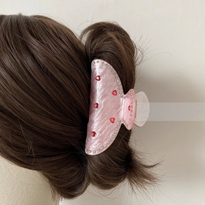 Pince à cheveux cœur rose avec strass et texture en acétate marbré pour femme
