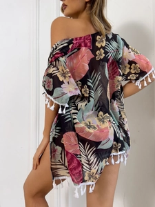 Vue arrière d'un cache-maillot à imprimé tropical avec des finitions à franges blanches