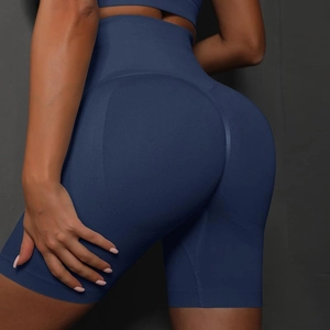 Detail der nahtlosen dunkelblauen Yoga-Shorts mit hoher Taille und Push-Up-Effekt
