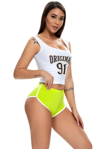 Detail von neongrünen elastischen Yoga-Shorts mit weißem Saum und sportlichem Aufdruck