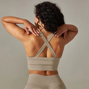 Détail d'un soutien-gorge de sport vert sauge sans couture avec bretelles croisées