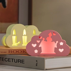 Cloud-vormige LED nachtlampjes met kasteel- en kaarsmotieven in roze en geel