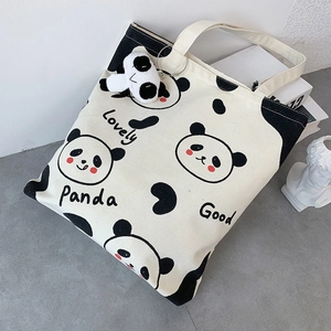 Detail der Panda-Stofftasche mit Plüschanhänger und kunstvollen Handzeichnungen