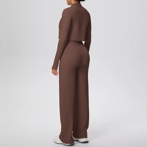 Vue arrière de l'ensemble de yoga marron deux pièces avec haut court et pantalon large