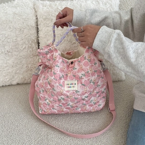 Détails du sac matelassé à fleurs roses avec poignées violettes et bandoulière réglable