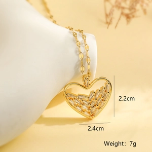 Dettaglio pendente cuore oro con dimensioni 2,4cm per 2,2cm e specifiche di peso di 7g