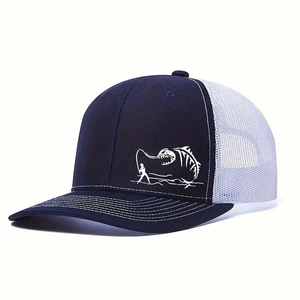 Détail de la visière bleu marine et du filet blanc sur cette casquette de pêche