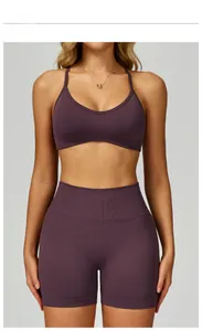 Vorderansicht von nahtlosem Sport-BH und High-Waist-Shorts Set in dunkellila Rippenstoff