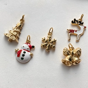Weihnachtsanhänger Set mit Baum, Schneemann, Schneeflocke, Rentier und goldenen Glocken