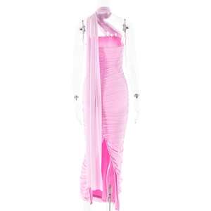 Détail d'une robe longue dos nu rose avec tissu plissé et élégante cape en tulle assortie
