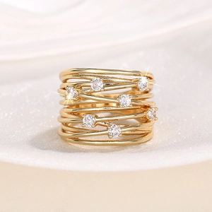 Vista detallada del anillo dorado multicapa con brillantes piedras de circón incrustadas