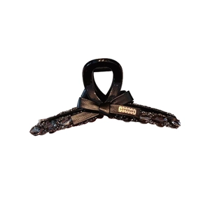 Elegante pinza per capelli in cristallo nero con fiocco in pelle e accento dorato