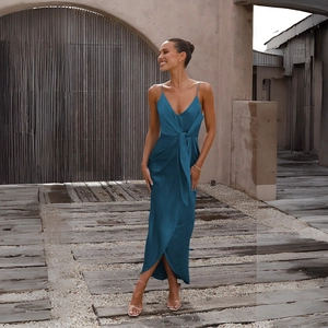 Robe caraco élégante bleu canard avec taille nouée et fente latérale en tissu satiné