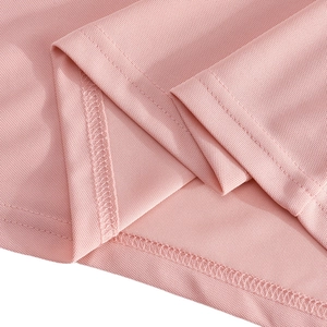 Detail des rosa Polo-Shirts aus Piqué-Stoff und saubere Doppelnaht am unteren Saum
