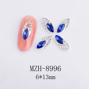 Dettaglio di strass per unghie marquise blu scuro 6x13mm con bordo in metallo argento