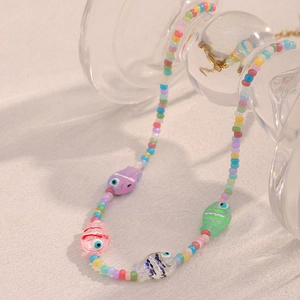 Collier de perles colorées en acier inoxydable doré 18 carats avec pendentifs poissons