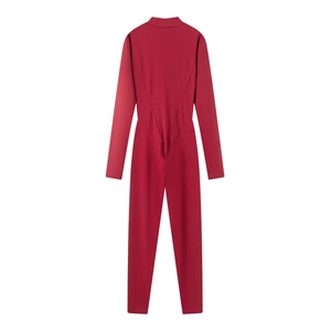 Détail d'un body rouge à manches longues avec col zippé et coupe moulante élastique