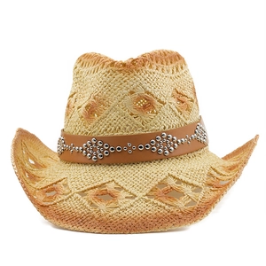 Détail du tissage ajouré d'un chapeau de paille cowboy avec rivets sur cuir brun