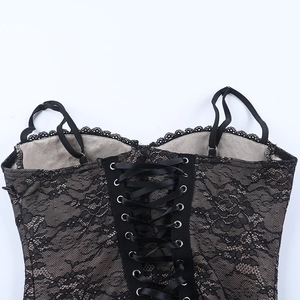 Vue détaillée du dos de la robe en dentelle avec laçage en satin et œillets métalliques