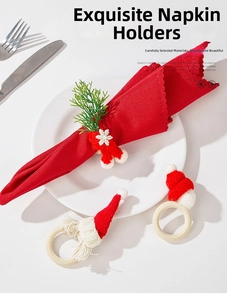 Dettaglio di portatovaglioli in legno con cappellini di Babbo Natale in maglia fatti a mano
