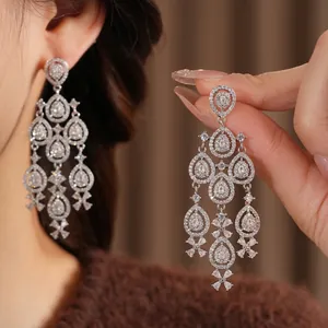 Elegante Silberohrringe mit Zirkon-Wassertropfen und Quasten im Vintage-Hofstil