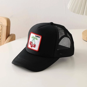 Cappellino trucker nero in mesh con patch ricamata di ciliegie rosse sul davanti