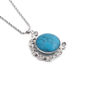Silberne Kordelkette mit rundem türkisfarbenem Anhänger und glänzendem Kristallkranz