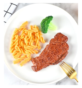 Gedetailleerde realistische steakmodelset met pasta en broccoli voor restaurants