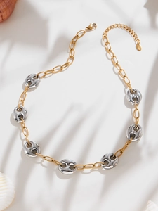 Détail du collier chaîne à maillons bicolores or et argent avec fermoir mousqueton