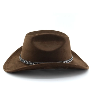 Dettaglio cappello cowboy scamosciato marrone con fascia etnica tessuta e tesa larga