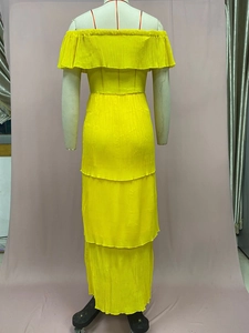 Rückansicht des gelben Chiffon-Maxikleids mit Off-Shoulder-Schnitt und gestuftem Rockdesign