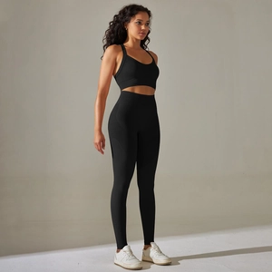 Detailsicht der Push-Up-Naht und des hohen Bundes der schwarzen Yoga-Leggings