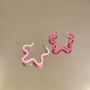Vue détaillée de créoles ouvertes ondulées en rose et magenta au fini mat