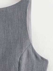 Détail de haut sans manches gris montrant les coutures précises et la texture du tissu