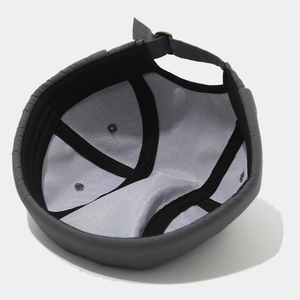Détail intérieur du bonnet miki gris montrant la doublure en mesh et la sangle