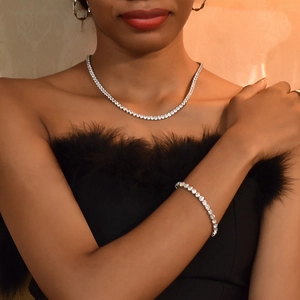 Gros plan sur l'ensemble collier et bracelet de tennis en argent et oxydes de zirconium