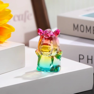 Macro d'une figurine de cochon en verre arc-en-ciel pour décoration de bureau créative