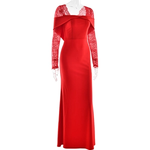 Détail des manches en dentelle rouge et de l'encolure à épaules dénudées de cette robe
