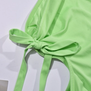 Vue détaillée du design à lacets vert fluo avec coutures précises et maille élastique