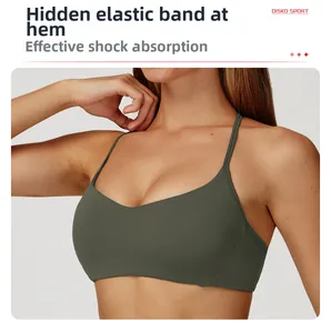 Détail du soutien-gorge de sport vert olive avec l'élastique caché pour le maintien