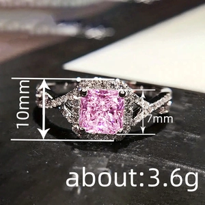 Détail macro d'une bague avec pierre rose carrée de 7mm et anneau torsadé serti de diamants
