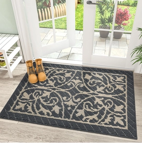 Detalle de alfombra de polipropileno con motivos florales beige y textura antideslizante