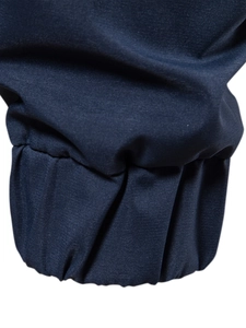 Dettaglio del bomber blu navy con polsini elastici a coste e trama in tessuto twill