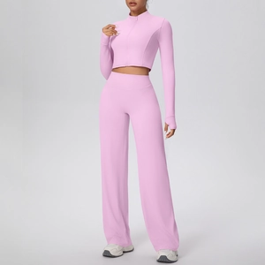 Détails de l'ensemble de yoga rose clair avec poignets passe-pouce et pantalon large taille haute